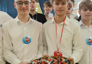 Uczniowie klas ósmych z przygotowanymi medalami.