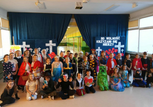 Wspólna fotografia przebranych uczniów.