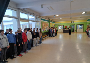 Uczniowie podczas śpiewania hymnu