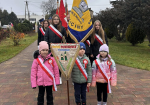 Sztandar szkoły z uczniami