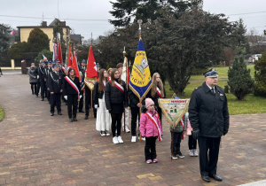 Sztandar szkoły z uczniami