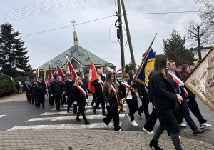 Sztandar szkoły z uczniami