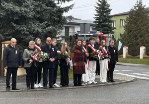 złożenie kwiatów przez uczniów i panią dyrektor