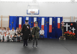 Uczniowie recytują wiersze