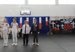 Uczniowie klasy 5 recytują wiersze