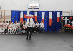 Uczeń klasy 5 podczas akademii