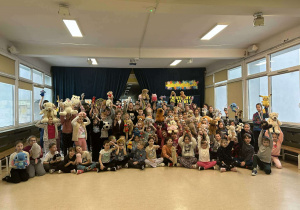 Uczniowie naszej szkoły ze swoimi pluszowymi misiami.