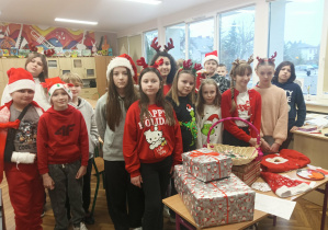 Uczniowie klasy 5 w mikołajkowych ubraniach