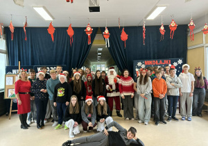 Zdjęcie klas 7 z mikołajem