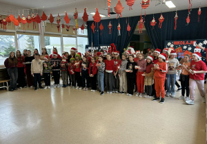 Wspólne zdjęcie klas 5 z mikołajem