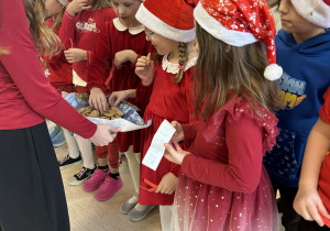 Uczennice częstują ciasteczkami