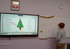 Rozwiązywanie świątecznych zadań w klasie 5a.