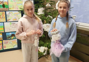 Uczennice i ich prace plastyczne