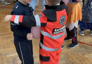 Uczniowie klasy 1 na parkiecie