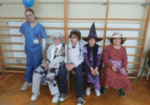 Przebrane uczennice klasy 4