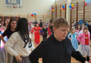 Zabawa choinkowa na parkiecie