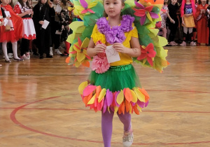 Uczennica w stroju karnawałowym