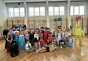 Zdjęcie grupowe przebranych uczniów