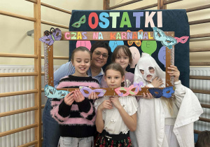 Uczennice klasy 3 z wychowawczynią