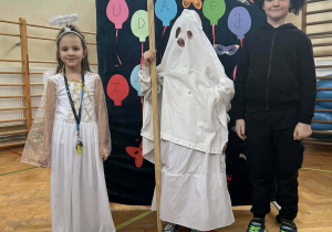 Przebrani uczniowie klasy 2