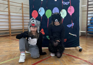 Uczennice przebrane za wilki