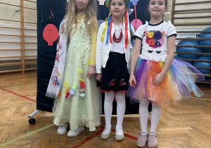 Uczennice podczas zabawy karnawałowej