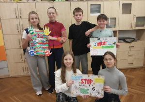 Uczniowie klasy 5b prezentują swoje prace.