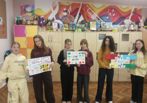 Uczennice klasy 5a prezentują swoje prace.