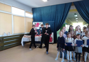 Chłopce z klas ósmych.