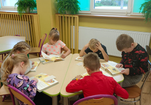 Uczniowie czytają książki w czytelni
