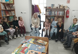 Uczniowie w odwiedzinach w bibliotece