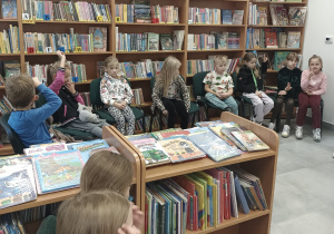 Uczniowie w odwiedzinach w bibliotece