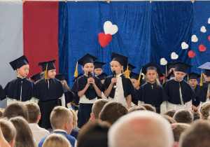 Uczniowie recytują wiersze