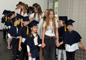 Uczniowie klas pierwszych z opiekunami klas 8