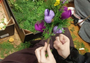 Robienie ozdób wielkanocnych.