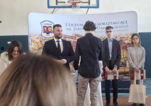 Uczeń odbiera nagrodę.