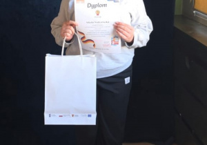 Uczennica z nagrodą i dyplomem.