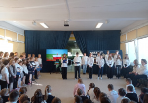 Uczniowie recytują wiersze z okazji Chrztu Polski