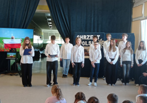 Uczniowie klasy siódmej recytują wiersze z okazji Chrztu Polski