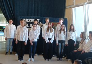 Uczniowie klasy 6a podczas akademii z okazji Chrztu Polski