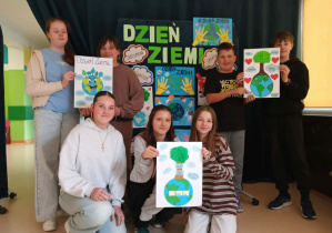 Uczniowie klasy 6b prezentują swoje prace plastyczne.