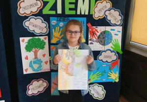 Uczennica klasy 4a ze swoim plakatem.