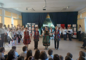 Polonez w wykonaniu uczniów klas czwartych.