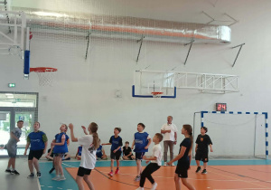 Mecz koszykówki.
