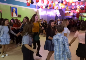 Uczniowie tańczący belgijkę.