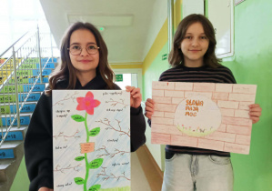 Uczniowie prezentują swoje prace.