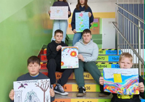 Uczniowie prezentują swoje prace.