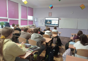 Uczniowie uczestniczą w lekcji online.