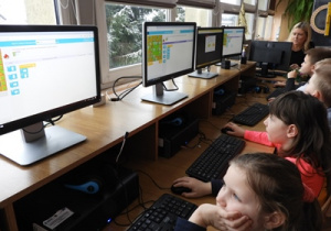 Uczniowie w trakcie zajęć z kodowania.